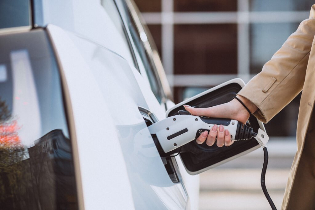 Carro elétrico recarregando em eletroposto em Maringá