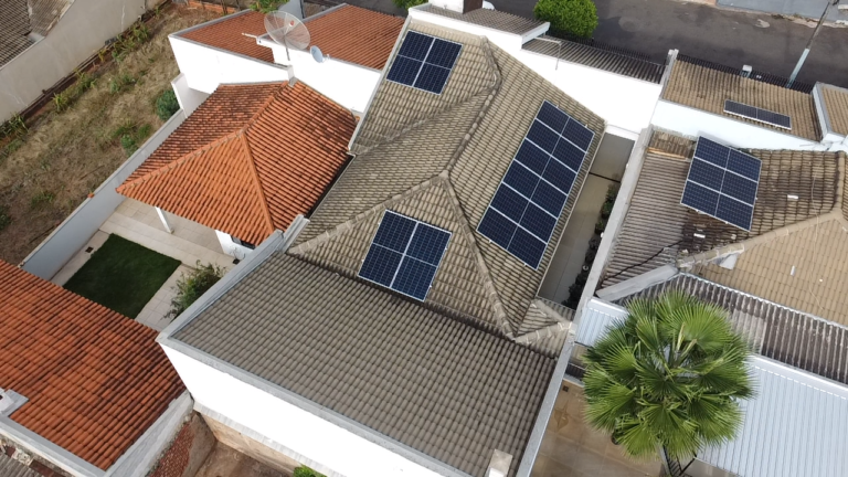 Obras realizadas 11 Usina solar residencial de 5,50 kWp em Maringá, PR, instalada pela S2V Engenharia